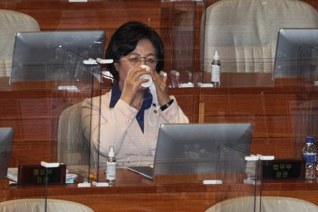 추미애 법무부 장관이 14일 오후 서울 여의도 국회에서 열린 정치분야 대정부질문에 참석해 물을 마시고 있다. (사진=연합뉴스)