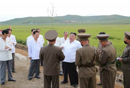 [속보]김정은, 태풍피해 복구 마친 황해북도 강북리 시찰