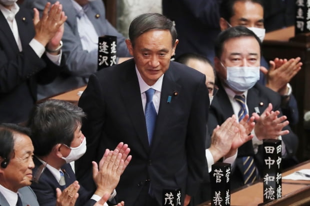 16일 일본 도쿄의 중의원 선거에서 새 총리로 선출된 스가 요시히데가 의원들의 박수에 고개를 숙이고 있다. 사진=연합뉴스