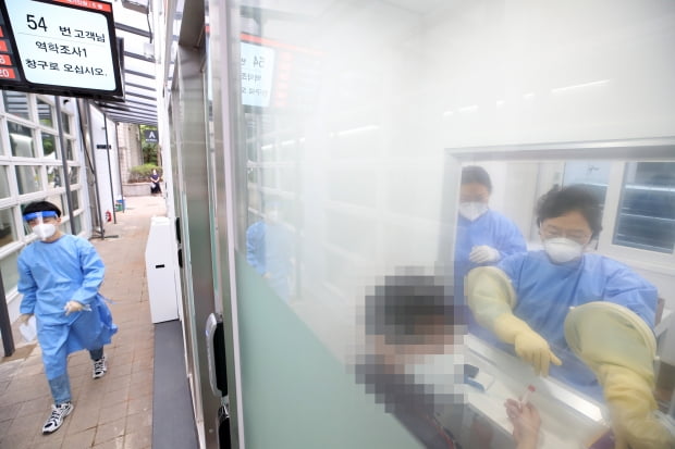 서울 서초구보건소에 마련된 코로나19 언택트 선별진료소를 찾은 시민이 검사를 받고 있다.  기사 내용과 사진은 직접적인 관련 없음. 사진=연합뉴스