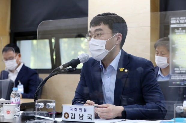 18일 오전 경기도 안산시청에서 열린 '조두순 재범 방지 대책 마련 간담회'에서 더불어민주당 김남국 의원이 인사말을 하고 있다. (사진=연합뉴스)