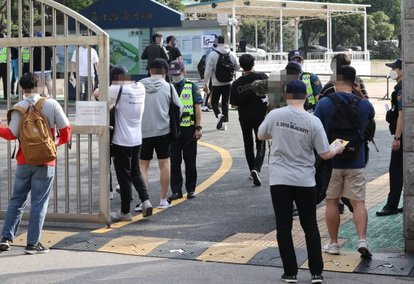 19일 오전 서울 시내 한 학교에 마련된 순경공채 필기시험장에서 응시생들이 고사장을 확인하고 있다. 사진=연합뉴스