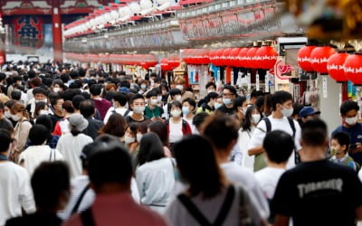 日 신규 확진자 이틀째 300명대로 감소…급증 우려도