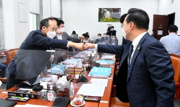  더불어민주당 박홍근 간사(오른쪽)와 국민의힘 추경호 간사가 21일 국회 예산결산특별위원회 제4회 추경예산안등조정소위원회에서 인사하고 있다. 사진=연합뉴스