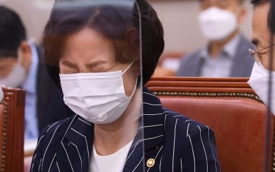 추미애 "근거없는 정치공세 종결"…서울대생들 "개혁된 검찰 멋지다"