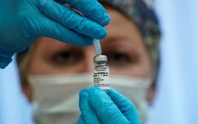 러시아 "내달 두 번째 코로나 백신 승인…임상시험 완료"