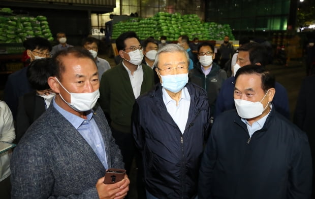 김종인 국민의힘 비상대책위원장이 지난 22일 오후 서울 송파구 가락농수산물종합도매시장을 찾아 배추 경매 현장을 살펴보고 있다. 사진=연합뉴스