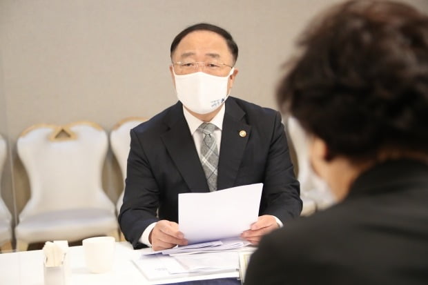  홍남기 경제부총리 겸 기획재정부 장관이 23일 오전 정부서울청사에서 김현미 국토부 장관 등이 참석해 열린 제7차 부동산 시장 점검 관계장관회의를 주재하며 발언하고 있다. (사진=연합뉴스)