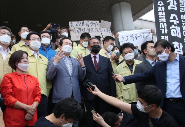 정세균 국무총리가 추석을 앞둔 26일 전남 구례군 마산면 상하수도사업소 앞에서 지난달 발생한 집중호우 피해 주민들 앞에서 발언하고 있다. /사진=연합뉴스