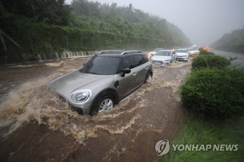 제주 1만가구 이상 정전…"'펑펑' 변압기 터진듯한 소리난 뒤"