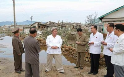 김정은, 태풍 피해 함경도서 정무국 회의…지역 당위원장 교체