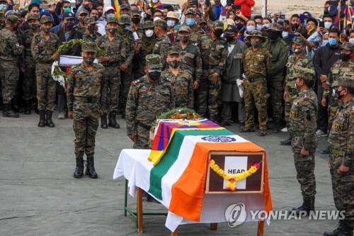 중국·인도군 "상대가 위협사격 도발" 주장…군사 긴장 고조