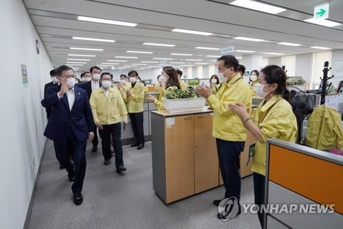 홍삼 들고 '방역타워' 찾은 문대통령 "지치지 않는 게 중요"