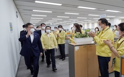 홍삼 들고 '방역타워' 찾은 문대통령 "지치지 않는 게 중요"