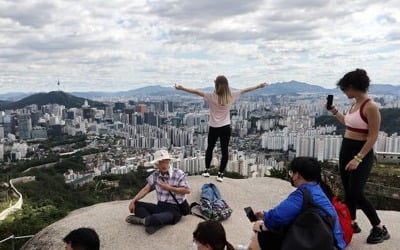 전국 구름 많고 곳곳 소나기…큰 일교차 주의