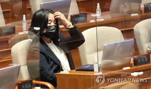 민주,' 당원권 반납' 윤미향에 당직 직무정지 조처
