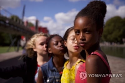 '아동 성 착취냐 아니냐'…미국서 넷플릭스 영화 거센 논란