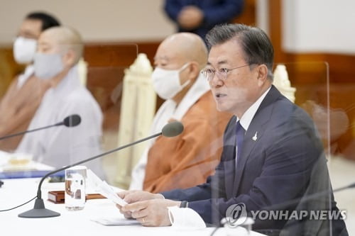 문대통령, 불교계 만나 "남북 만남·대화 포기 않을 것"