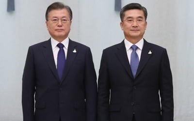 문대통령, 서욱 국방장관에 임명장…"참 듬직"