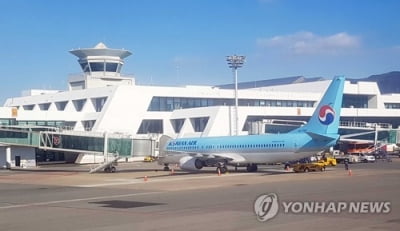 김해공항, 노인 300명 일자리 창출…출입국 관리·통역·안내