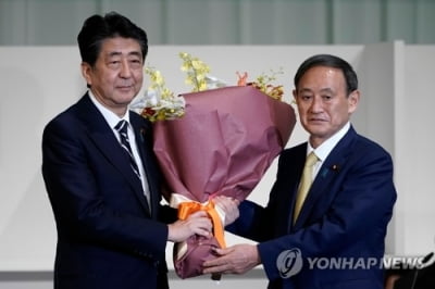 아베가 본 스가…'교과서 위안부 기술 문제삼을 때부터 동료'