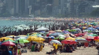 브라질, 이른 무더위로 해변 인파…코로나19 대응에 어려움