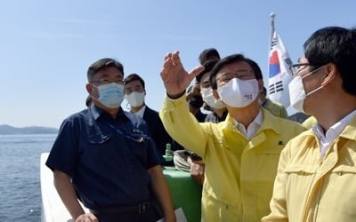 해수부 장관 "작은 유류품 하나도 반드시 건진다는 각오로 수색"