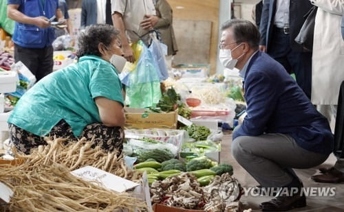 '이동 자제' 당부한 문대통령, 靑 관저서 추석 보낸다