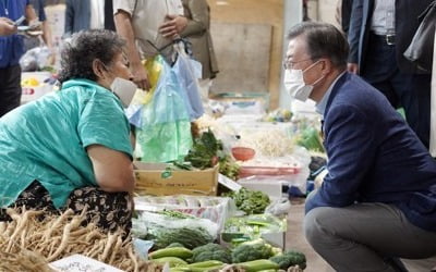 '이동 자제' 당부한 문대통령, 靑 관저서 추석 보낸다