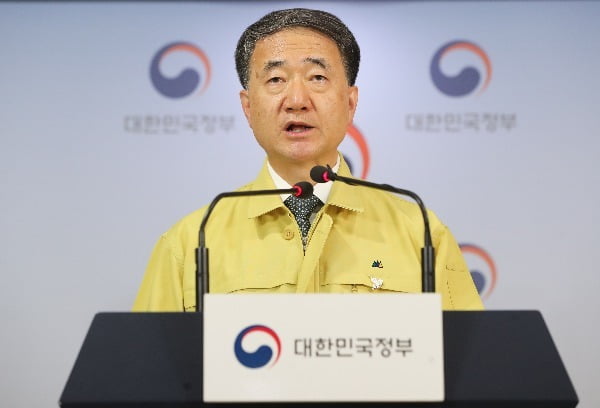 "확진자수 외에 중환자·치명률 등도 고려해 거리두기 단계 개편"