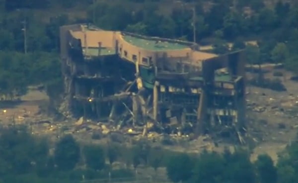 KBS가 17일 휴전선 인근 비행금지선(NFL)에 인접한 파주시 문산읍의 상공에서 폭파 후 뼈대만 남은 개성 남북공동연락사무소의 모습을 촬영해 보도했다. 사진=뉴스1