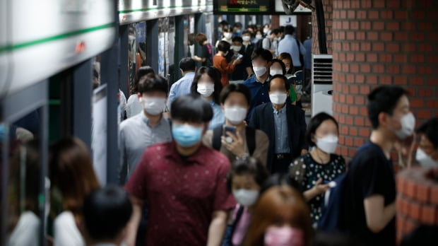 지하철에서 마스크 쓴 시민들이 출근하고 있다. 사진=뉴스1