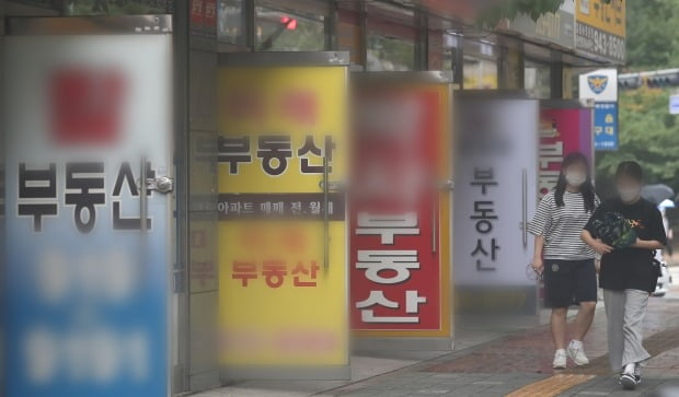 서울 성북구 인근 아파트 단지 내 공인중개업소의 모습. 뉴스1