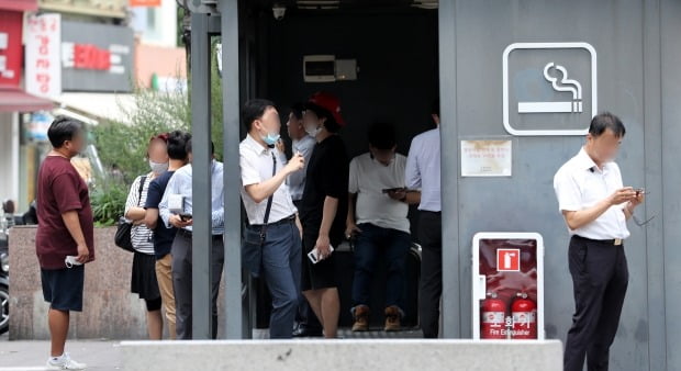 오늘부터 서울 전역에서 실내와 실외에서 마스크를 의무적으로 착용해야 한다.  24일 오후 서울시내의 한 흡연부스에서 흡연자들이 마스크를 벗은 채 흡연을 하고 있다./ 사진=뉴스1