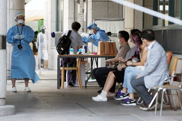 [자료사진] 수도권에 신종 코로나바이러스 감염증(코로나19) 집단 감염이 이어지는 가운데 31일 서울 동작구보건소에 마련된 선별진료소에서 의료진이 분주하게 움직이고 있다. 
사진=뉴스1