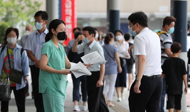 한 전공의가 1일 서울 종로구 서울대병원 본관 앞에서 정부가 추진하고 있는 의대 정원 확대, 공공의대 설립 반대 내용을 담은 유인물을 시민들에게 배포하고 있다. 사진=뉴스1