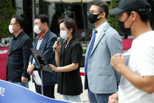 지난 1일 오후 서울 광화문 광장에서 열린 815비대위·사랑제일교회 변호인단 공동 기자회견에서 강연재 변호사가 발언하고 있다. 비대위는 정은경 질병관리본부장, 장하연 서울경찰청장, 박규석 종로경찰서장 등을 고발한다고 밝혔다. /사진=뉴스1