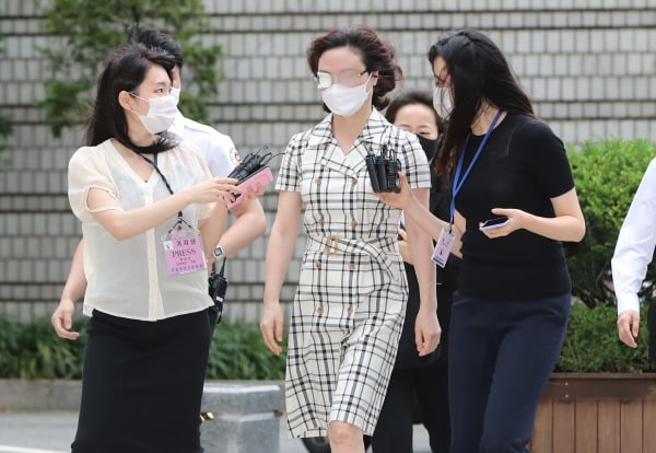 '사모펀드 및 자녀 입시비리' 등의 혐의를 받는 정경심 동양대학교 교수가 3일 오전 서울 서초구 서울중앙지방법원에서 열린 자본시장과 금융투자업에 관한 법률위반 등 관련 속행 공판에 출석하고 있다. 이날 조국 전 법무부장관은 증인으로 공판에 출석했다. 사진=뉴스1