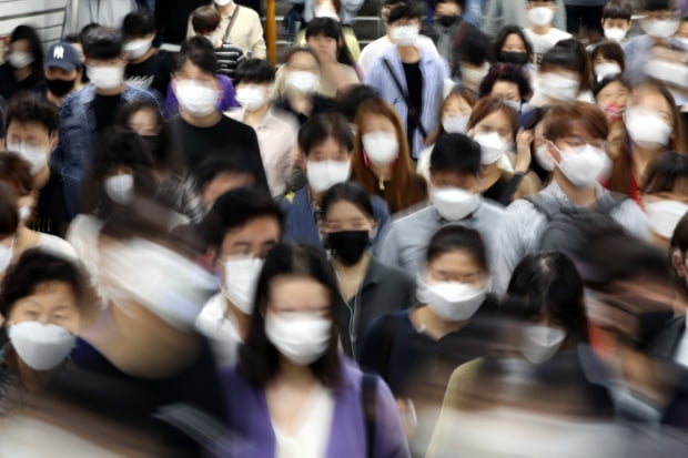 7일 오전 서울 동작구 지하철 사당역에서 마스크를 착용한 시민들이 출근길 발걸음을 옮기고 있다. 사진=뉴스1