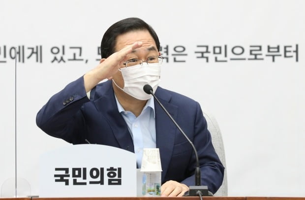 주호영 국민의힘 원내대표가 11일 오전 서울 여의도 국회에서 열린 원내대책회의에서 참석 의원과 인사하고 있다. (사진=뉴스1)