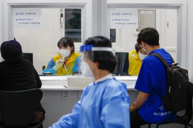 16일 오후 서울 서초구 보건소 옆에 마련된 신종 코로나바이러스 감염증(코로나19) 언택트 선별진료소를 찾은 시민들이 역학조사를 받고 있다. 사진=뉴스1