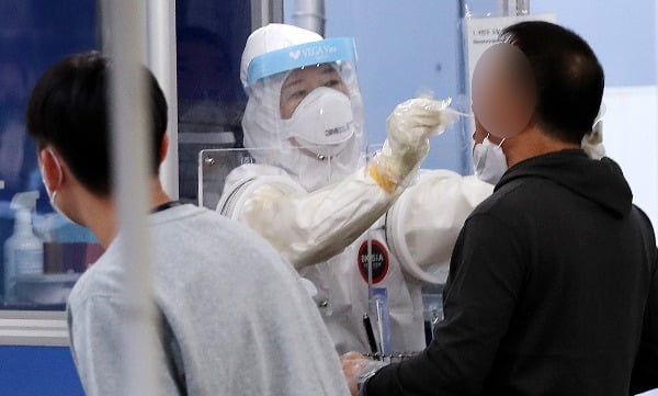 서울 송파구 선별진료소에서 한 시민이 신종 코로나바이러스 감염증(코로나19) 검체 검사를 받고 있다/사진=뉴스1