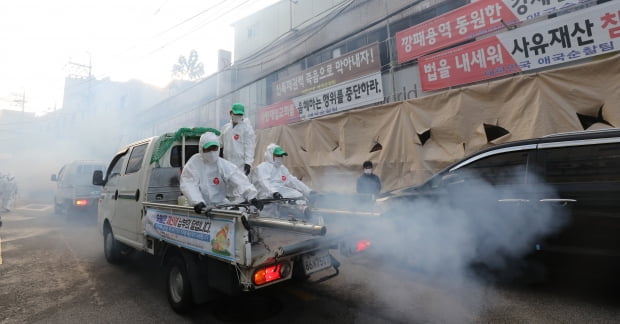 24일 오후 서울 성북구 사랑제일교회 인근에서 성북구 관계자들이 추석연휴 민관합동 특별방역을 실시하고 있다. 사진=뉴스1