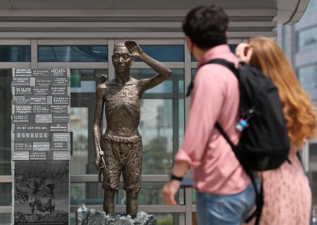 지난 5월 서울 용산역 광장에서 시민들이 강제징용 노동자상 앞으로 지나가고 있다. /사진=뉴스1