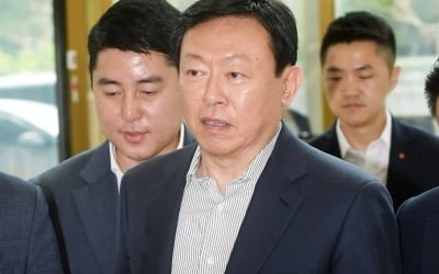 '셔틀경영' 신동빈의 귀국…롯데그룹, 쇄신 인사 임박?