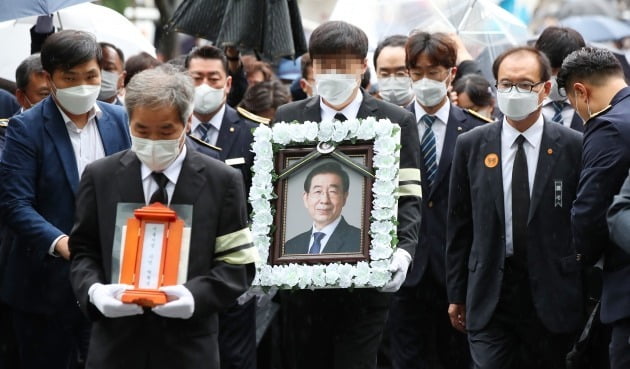 박원순 유족, 빚 7억 안 갚아도 된다…법원 '상속포기 승인'