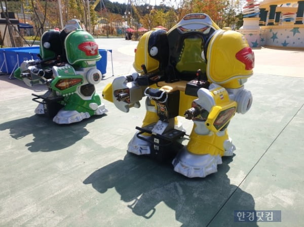 지난달 30일 경남 로봇랜드 테마파크에 체험용 로봇이 세워져 있다. /사진=조준혁 한경닷컴 기자
