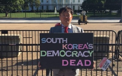 민경욱, 美 백악관 앞 피켓시위…"4·15 총선은 부정선거"