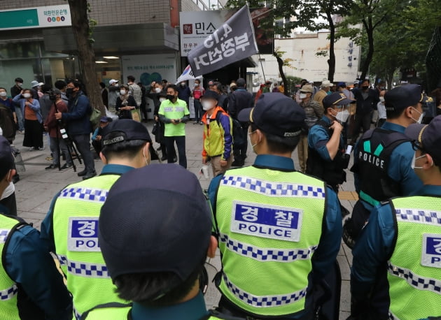 보수단체가 개천절 집회를 예고한 3일 서울 종로구 광화문 광장 일대 및 종로구청 입구 사거리 부근에서 도심 집회 시도에 나선 시민들이 구호를 외치고 있다. 사진=뉴스1