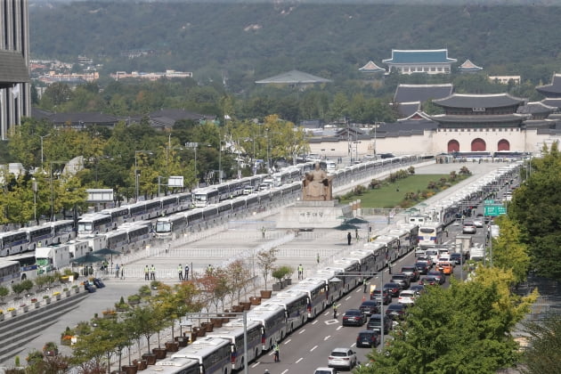 보수단체가 개천절 집회를 예고한 3일 서울 종로구 광화문 광장 일대가 펜스와 차벽으로 둘러 쌓여있다. 사진=뉴스1